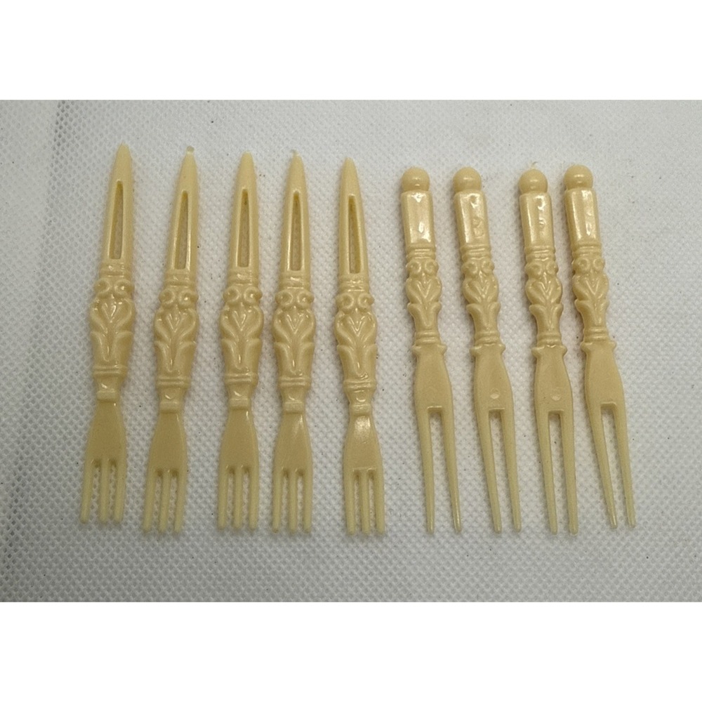 Vintage Appetizer Cocktail Forks -Mid Century - Cream Color Plastic - Lot Of 9‎